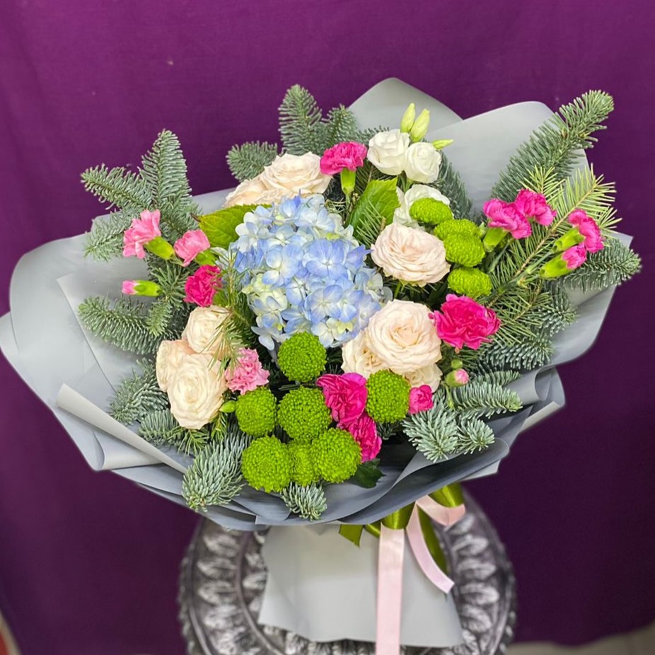 novogodnij-buket-iz-roz-s-nobilisom-i-diantusom-522-2