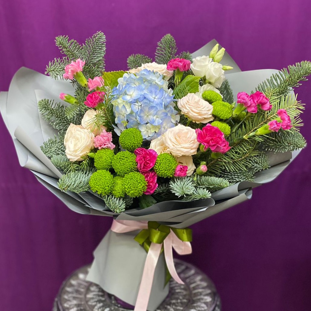 novogodnij-buket-iz-roz-s-nobilisom-i-diantusom-522 novogodnij-buket-iz-roz-s-nobilisom-i-diantusom-522