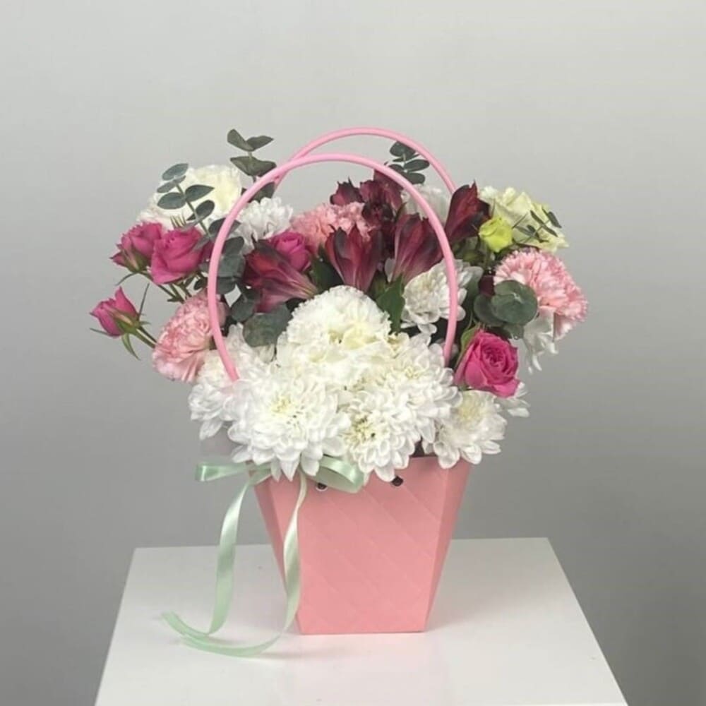 Сумочка из хризантем, кустовой розы и альстромерии №536 Сумочка из хризантем, кустовой розы и альстромерии №536