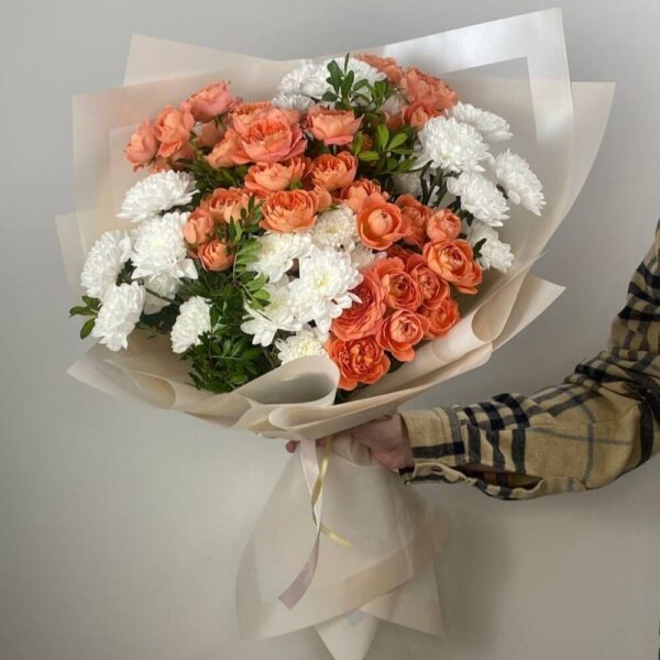 Букет из хризантем и кустовой розы №537