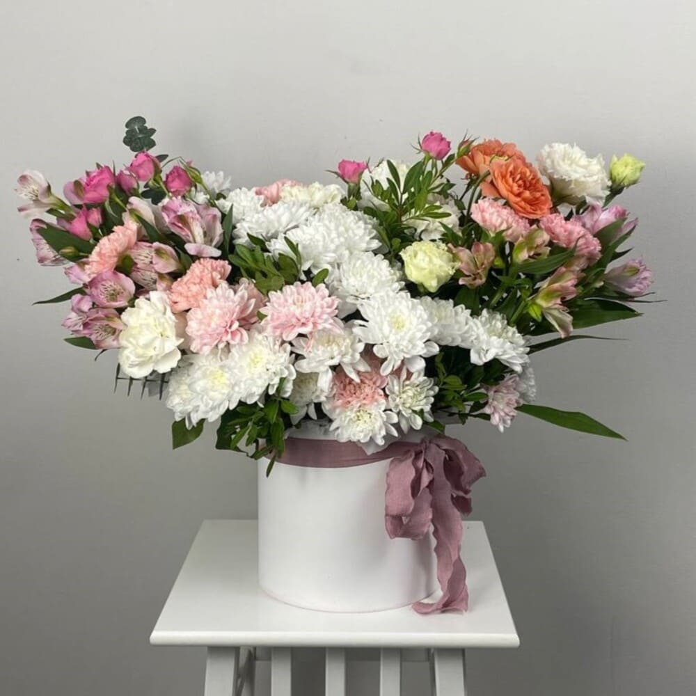 Хризантема, альстромерия и кустовая роза в коробке №538 Хризантема, альстромерия и кустовая роза в коробке №538