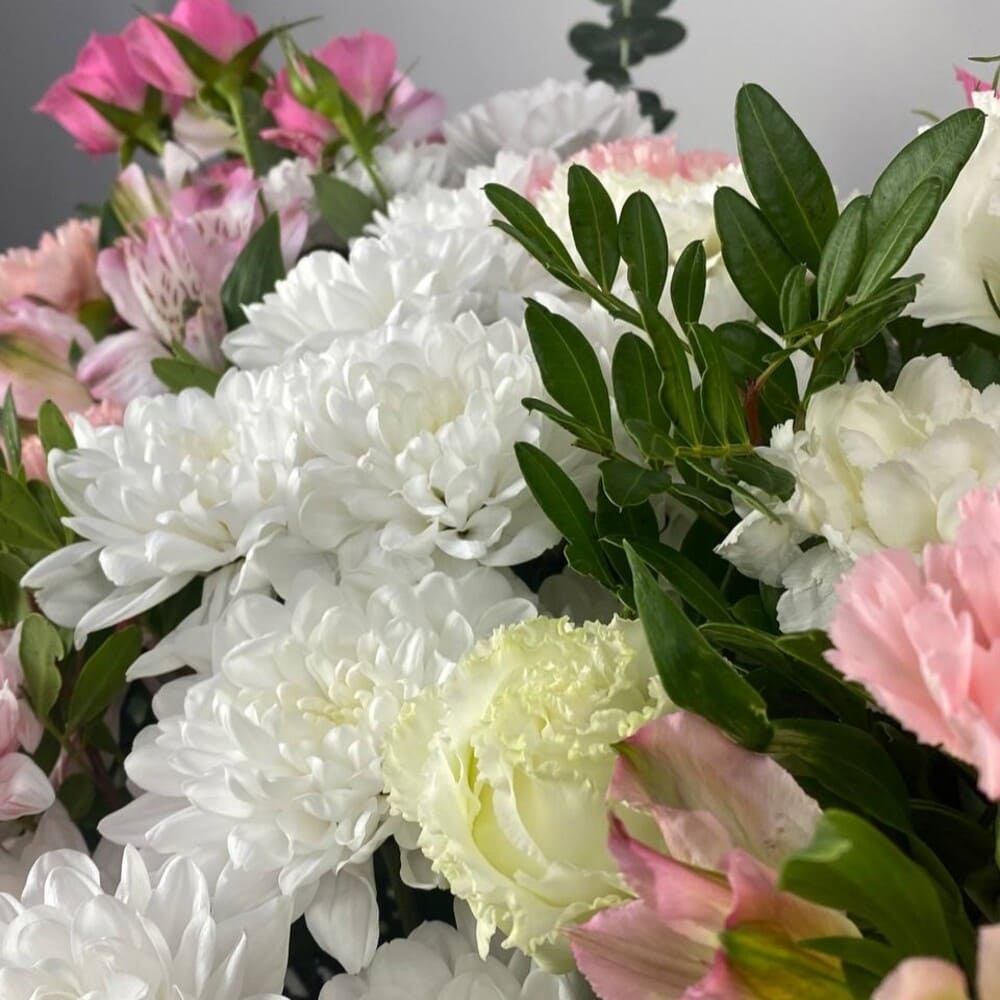 Хризантема, альстромерия и кустовая роза в коробке №538 Хризантема, альстромерия и кустовая роза в коробке №538