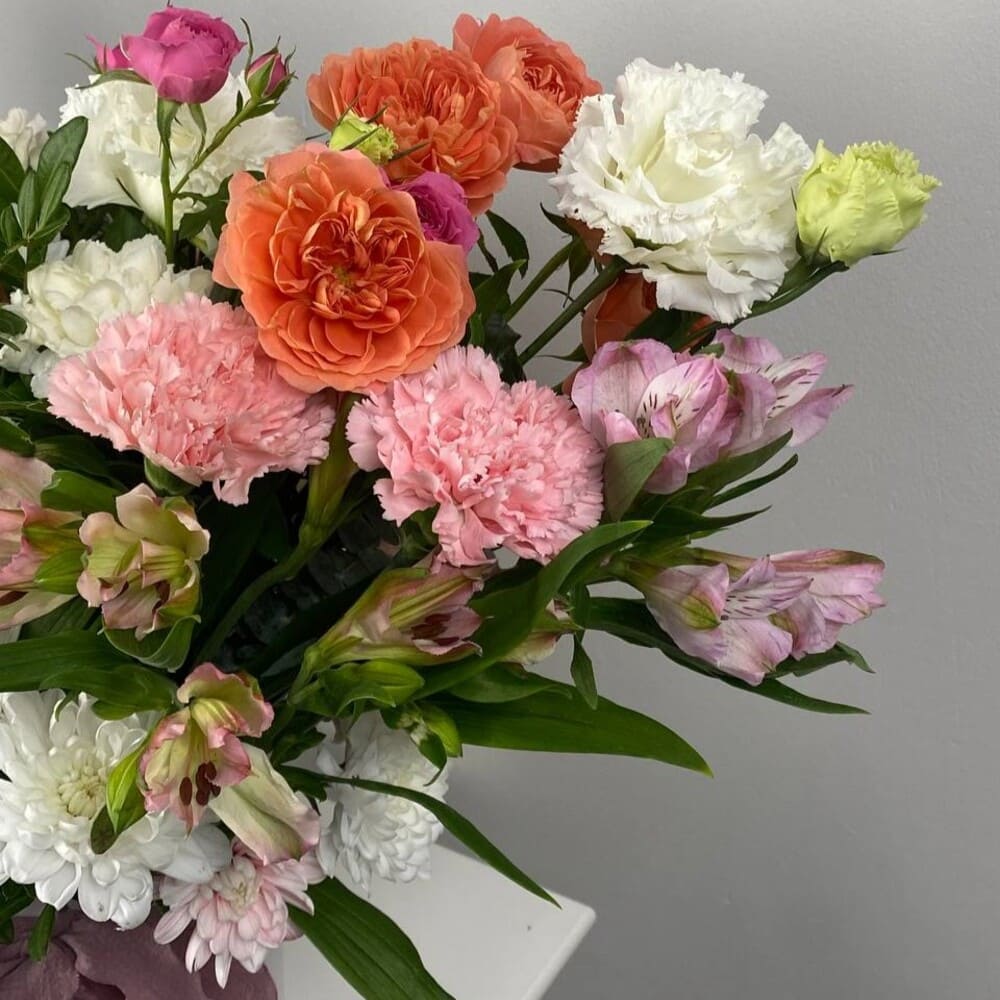 Хризантема, альстромерия и кустовая роза в коробке №538 Хризантема, альстромерия и кустовая роза в коробке №538