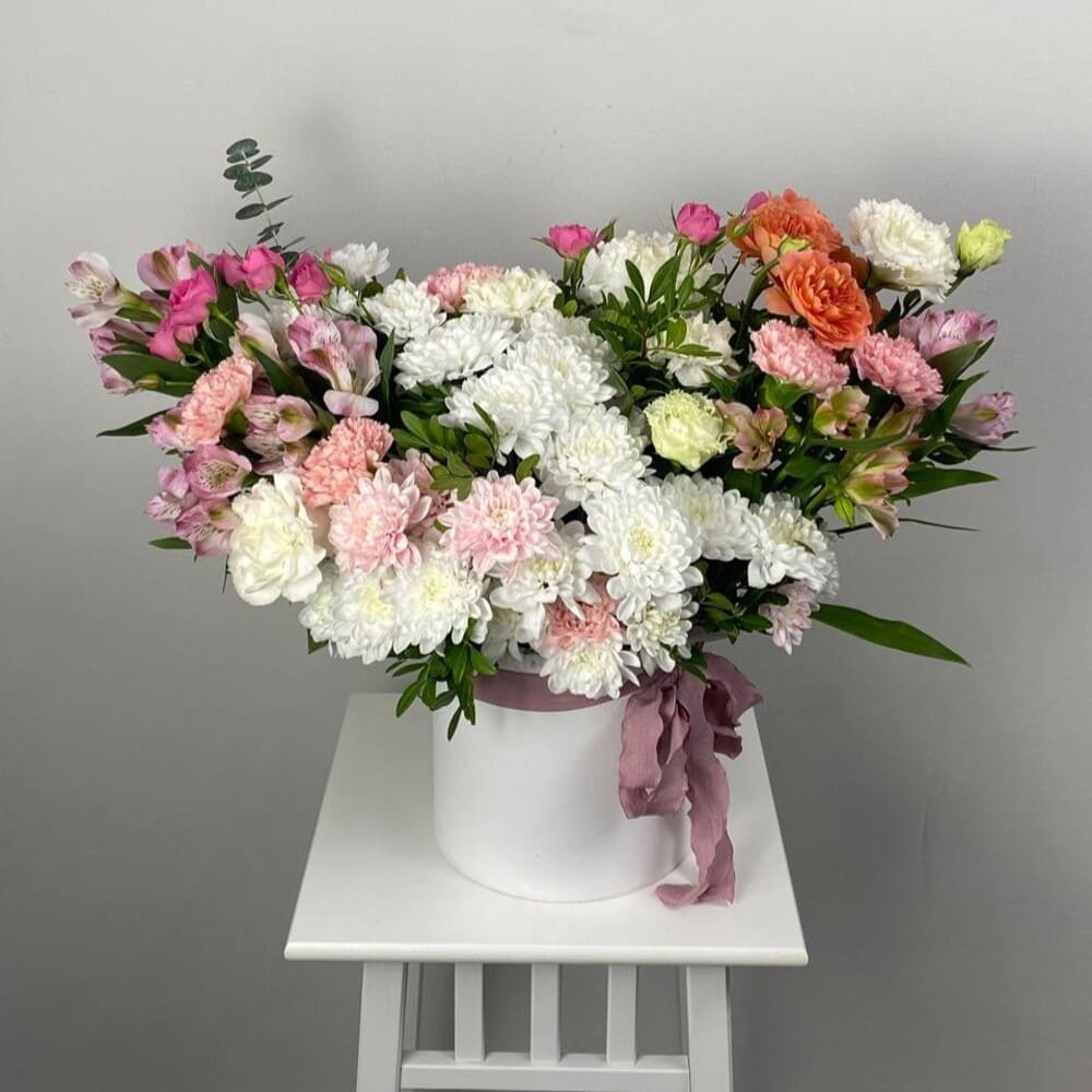 Хризантема, альстромерия и кустовая роза в коробке №538 Хризантема, альстромерия и кустовая роза в коробке №538