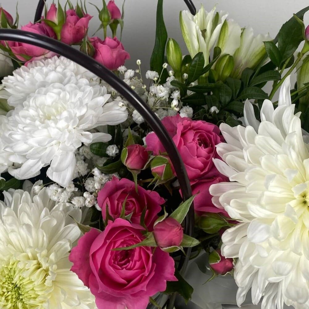 Одноголовая хризантема, кустовая роза и альстромерия в сумочке №533 Одноголовая хризантема, кустовая роза и альстромерия в сумочке №533