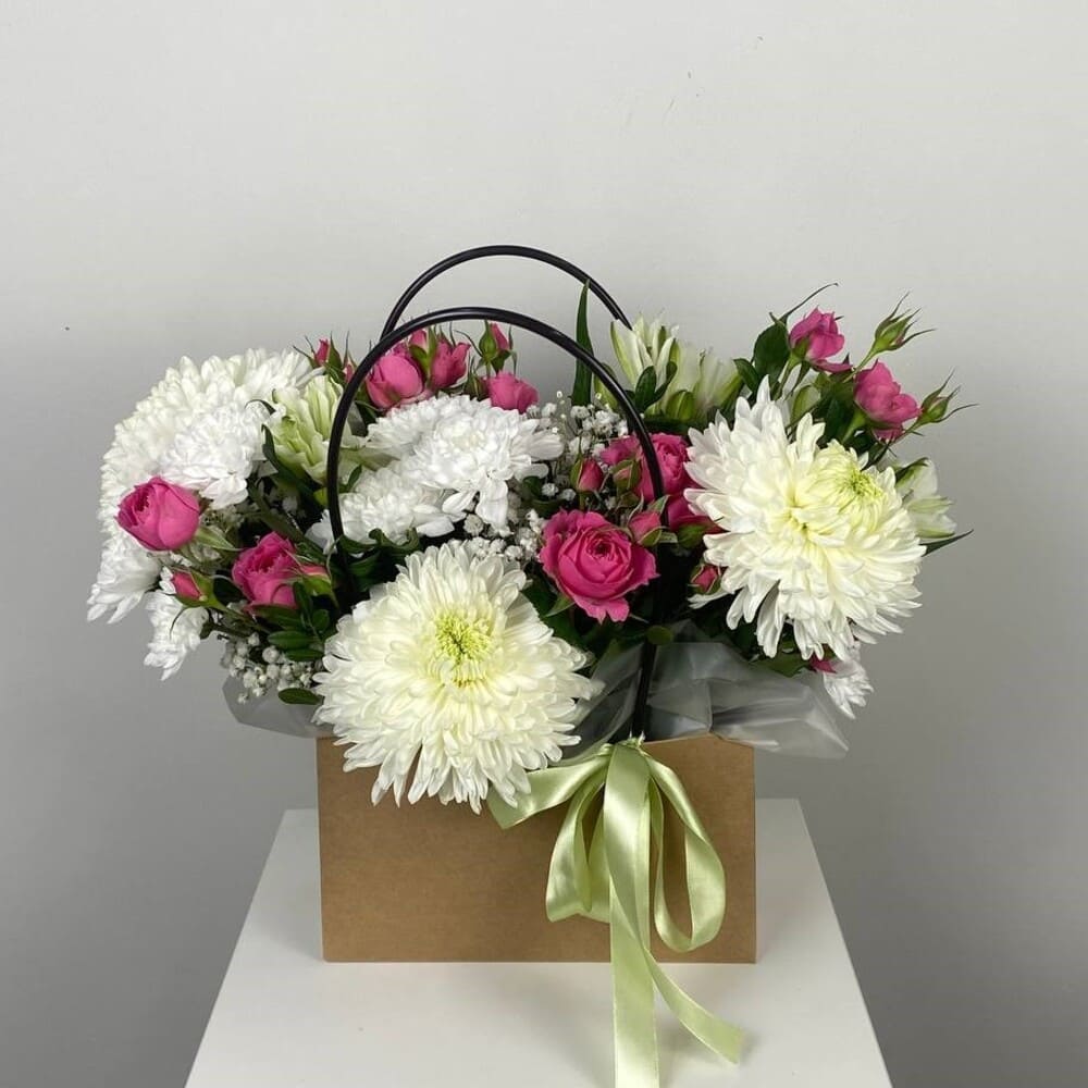 Одноголовая хризантема, кустовая роза и альстромерия в сумочке №533 Одноголовая хризантема, кустовая роза и альстромерия в сумочке №533