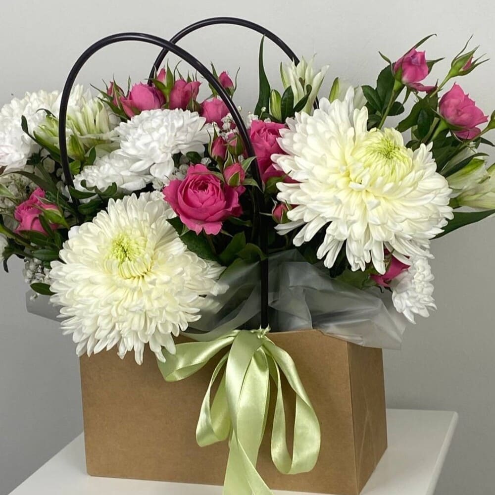 Одноголовая хризантема, кустовая роза и альстромерия в сумочке №533 Одноголовая хризантема, кустовая роза и альстромерия в сумочке №533