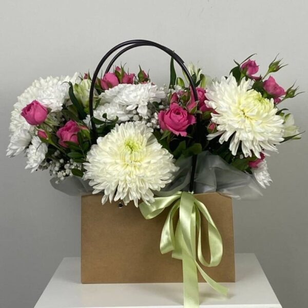 Одноголовая хризантема, кустовая роза и альстромерия в сумочке №533