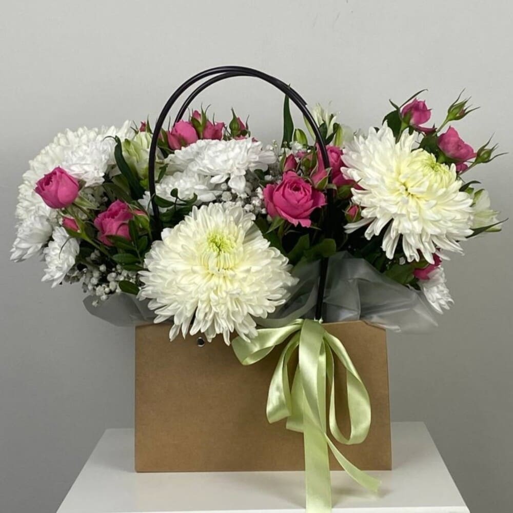 Одноголовая хризантема, кустовая роза и альстромерия в сумочке №533 Одноголовая хризантема, кустовая роза и альстромерия в сумочке №533