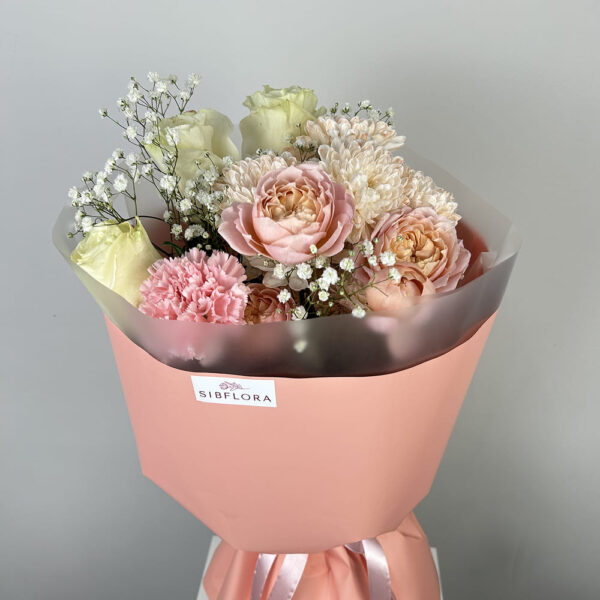 Букет из кустовой розы, гипсофил и диантусов №542