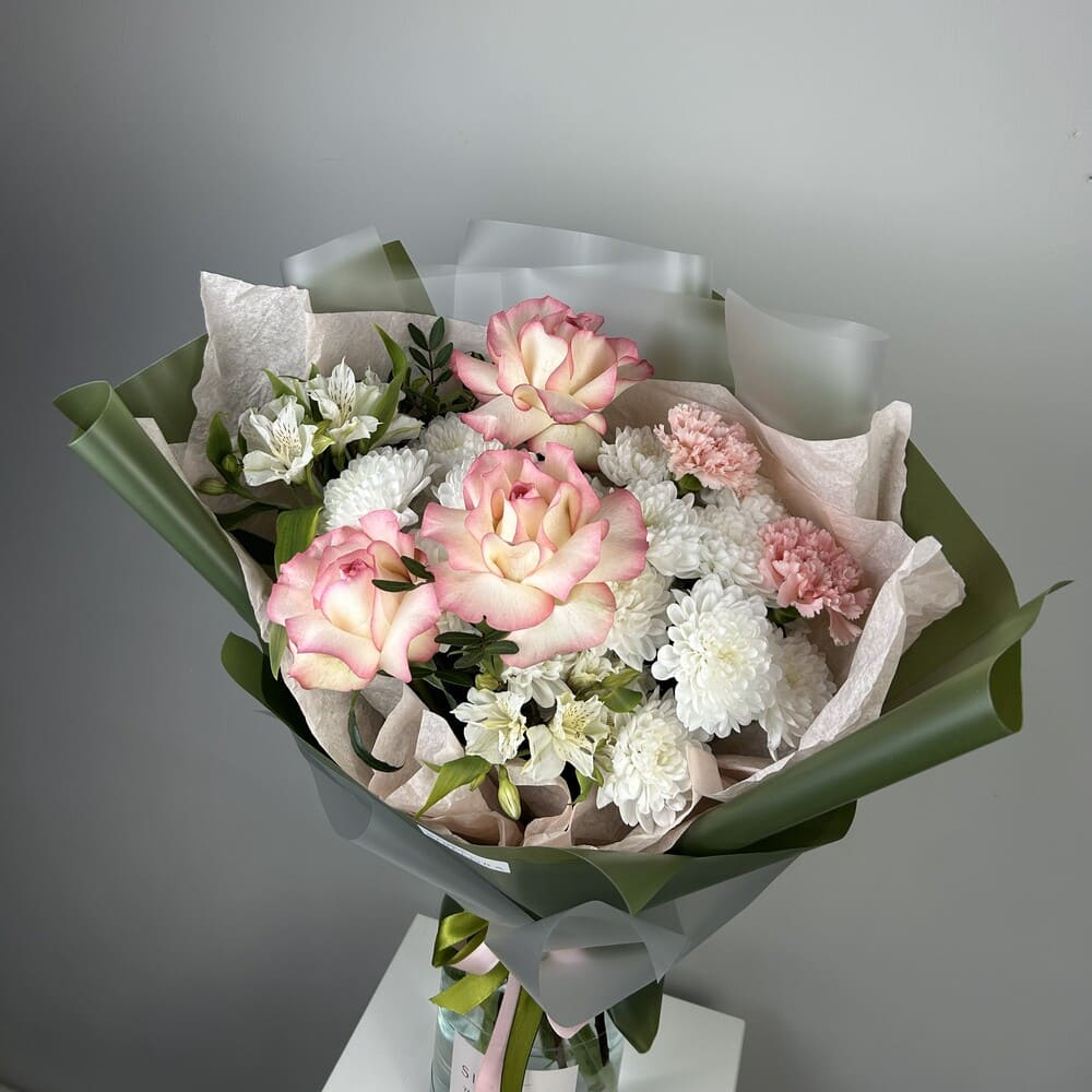 Букет из роз, хризантем и альстромерии №544 Букет из роз, хризантем и альстромерии №544